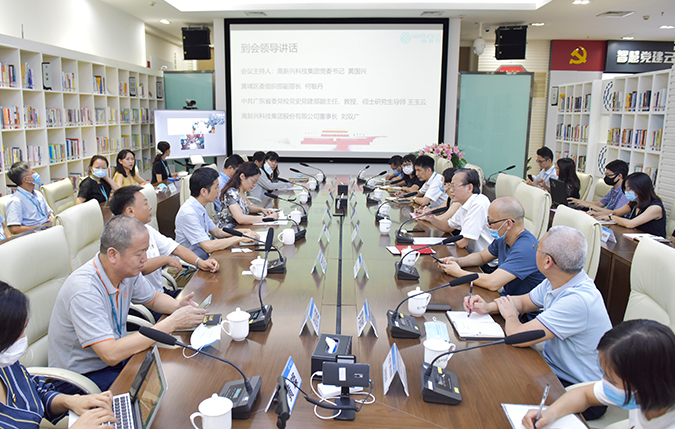 圖片7：在迎接建黨99周年主題學(xué)習(xí)會(huì)上，集團(tuán)董事長(zhǎng)面向全體黨員、中高層干部進(jìn)行主題授課.png
